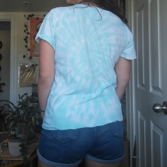 "The 👑 is better when shared" Tee - Picture 5 of 11